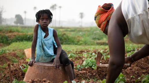 Paulita Cabral, com a filha, cultiva legumes que usa para comer e vender